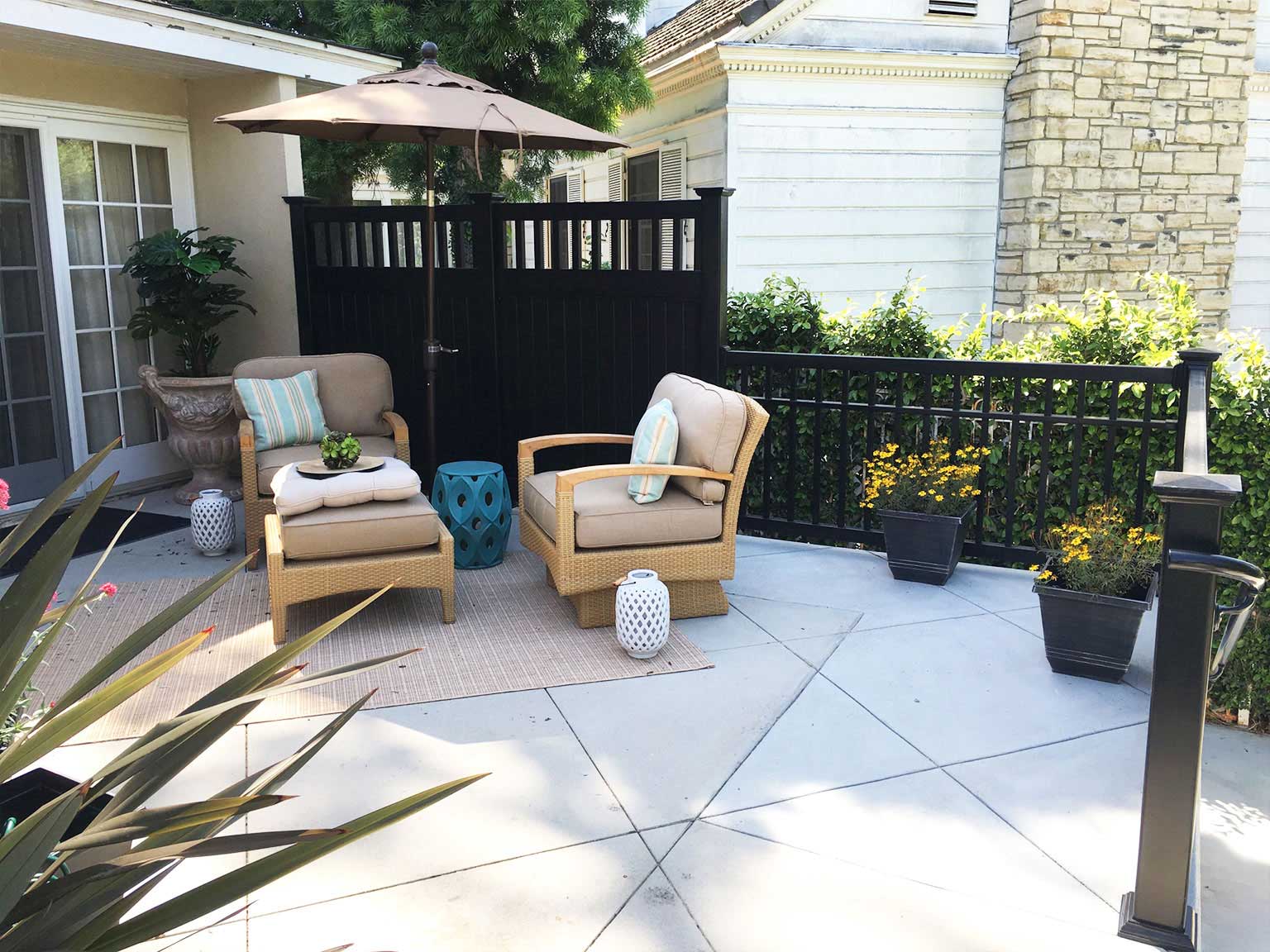 Spindle Top black vinyl privacy fence