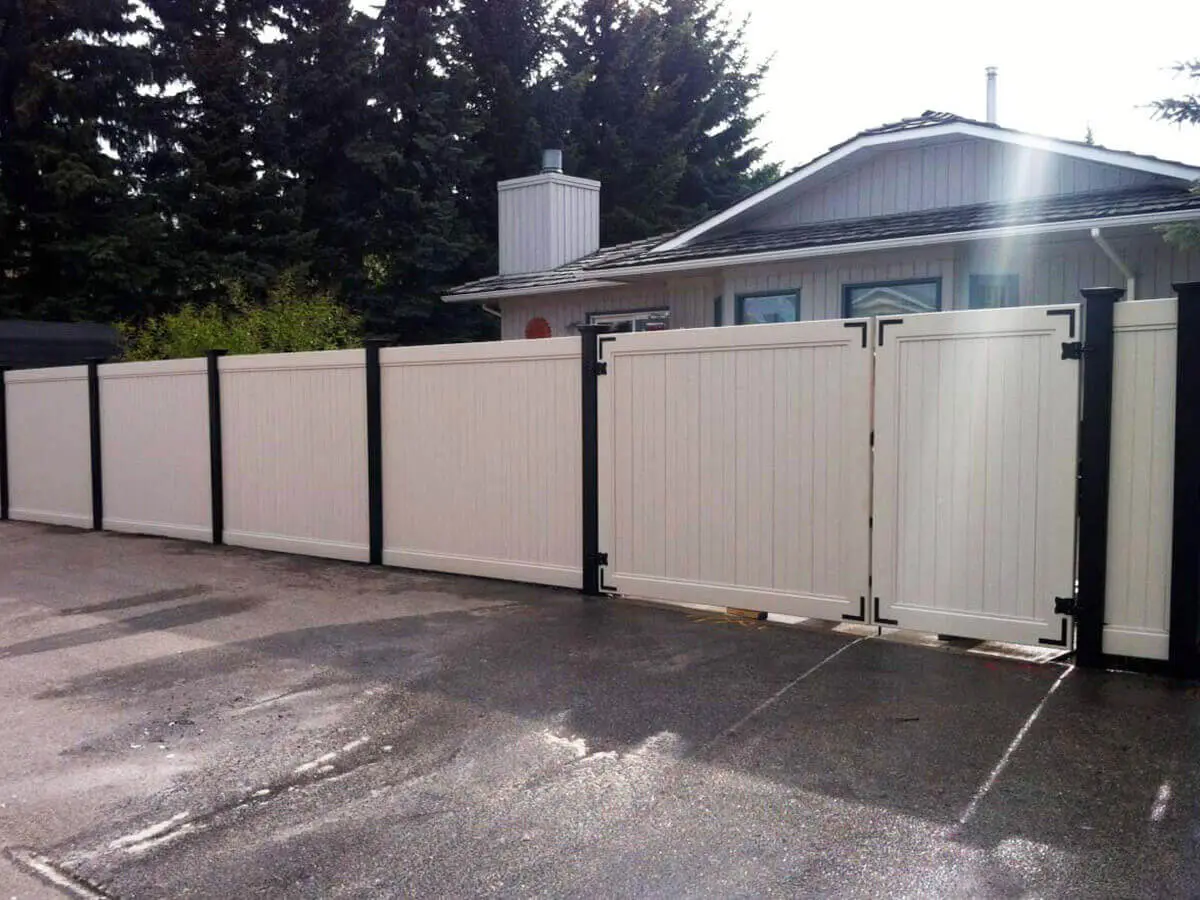 vertical-solid-privacy-fence-02